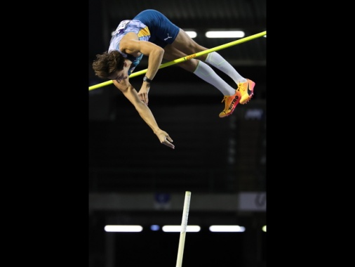 Atletica: salto asta, Duplantis alza record mondiale a 6,27 m