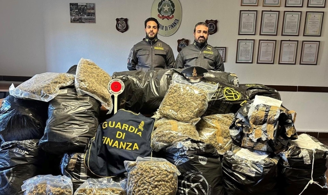 Padre e figlio “frontalieri” della cannabis