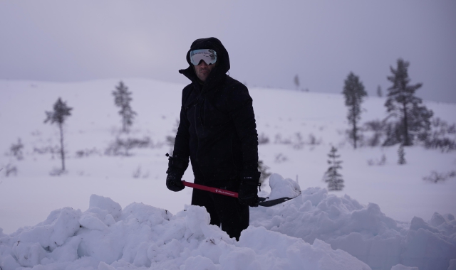 Michael Bolognini ha passato sette giorni in Finlandia dormendo in rifugi di fortuna scavati da lui