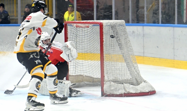 La rete del 3-0 di Perino (foto Angelo Puricelli/BLITZ)