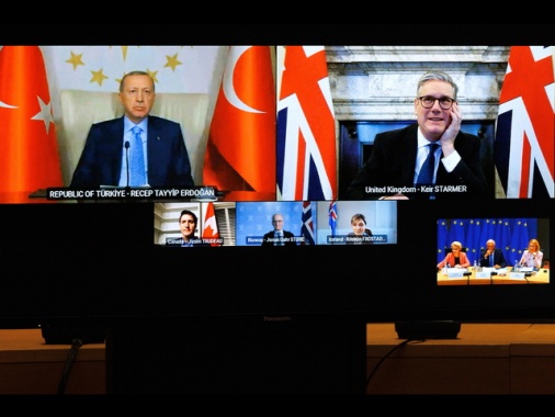 Erdogan, 'riavviare i negoziati con l'Ue, includerci nel riarmo'