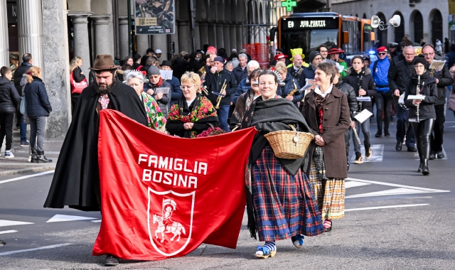 Il primo corteo, sabato 1 marzo, all’apertura della settimana del Carnevale bosino (foto Blitz)