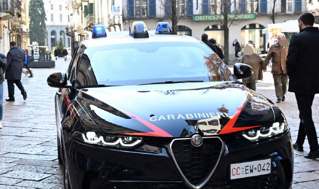 La pattuglia dell’Arma, impegnata in centro in normali controlli, ha subito raggiunto l’uomo (foto Agenzia Blitz)
