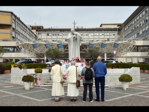 La notte è stata tranquilla, il Papa riposa