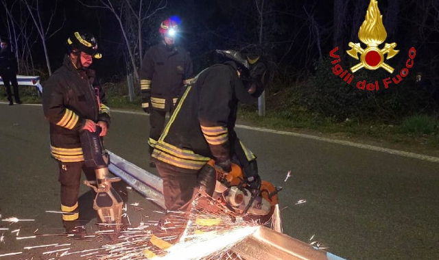 Auto contro il guardrail, ventenni feriti a Olgiate Olona