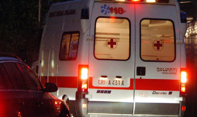 La donna è stata condotta da un’ambulanza del 118 al Pronto soccorso dell’ospedale “Maggiore della carità” di Novara (foto Archivio)