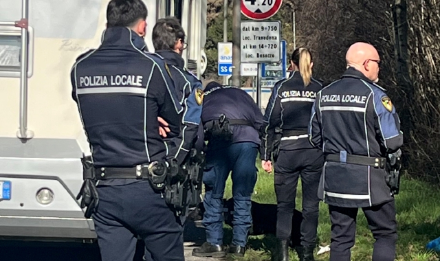 Urta un ciclista e se ne va: la polizia locale lo cerca