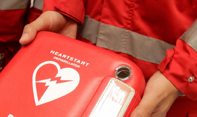 Il cuore si ferma mentre gioca a calcetto: salvato col defibrillatore