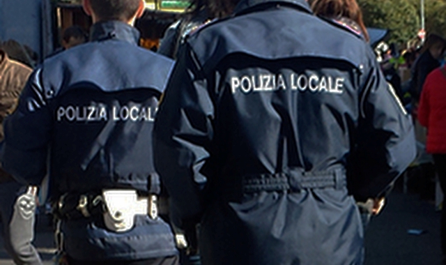 I finti vigili indossavano pettorine con la scritta “Polizia locale” (foto Archivio)