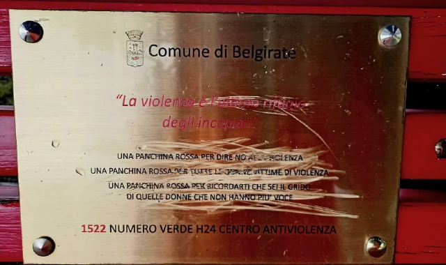 Vandalizzata la panchina rossa: sdegno a Belgirate