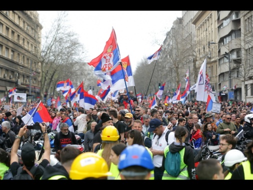A Belgrado migliaia in corteo verso il Parlamento