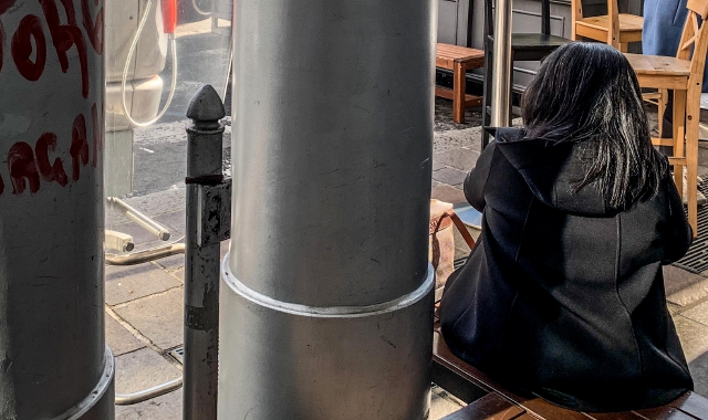 «Il pestaggio di mia figlia ripreso con lo smartphone»