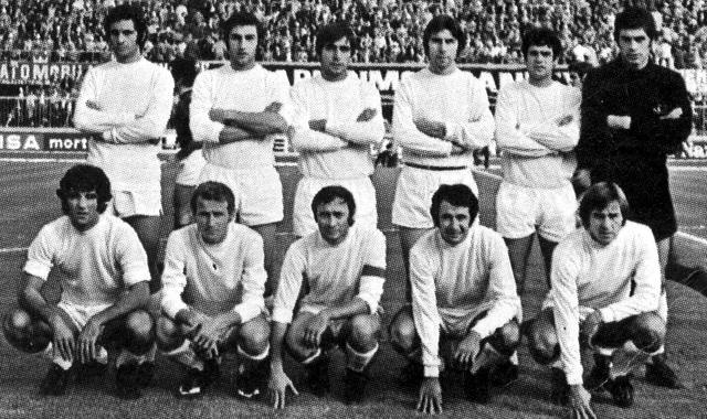 Giovanni Trapattoni (secondo accosciato da sinistra) nel Varese del campionato 71-72