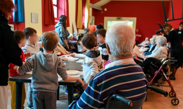 Varese, nonni e nipoti uniti dai grissini