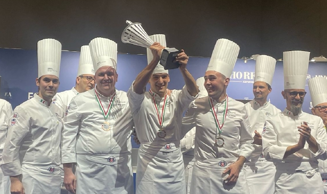 Lo chef varesino alza la coppa