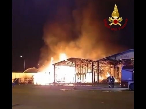 Incendio all'Ortomercato, non si esclude ipotesi dolosa