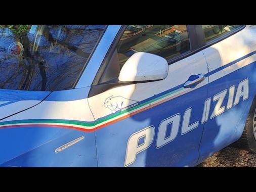 Ragazzina di 12 anni cade dal quinto piano ad Asti, è grave