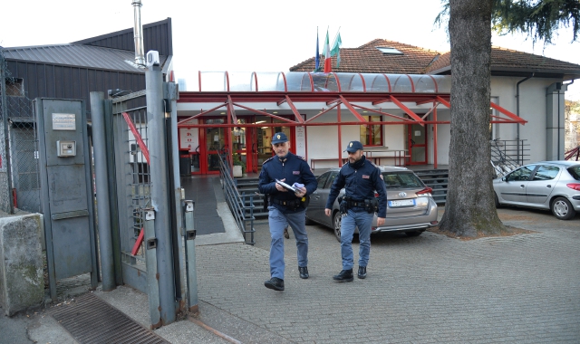 Varese, accoltellò la prof: messa alla prova per due anni
