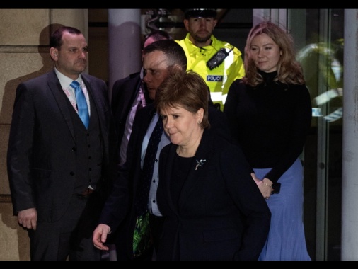 Ex leader scozzese Sturgeon scagionata da scandali, il marito no