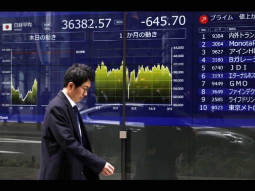 Borsa: Tokyo, apertura in lieve ribasso (-0,10%)
