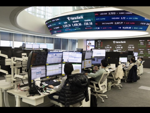 Borsa: l'Asia chiude in calo tra dazi e banche centrali