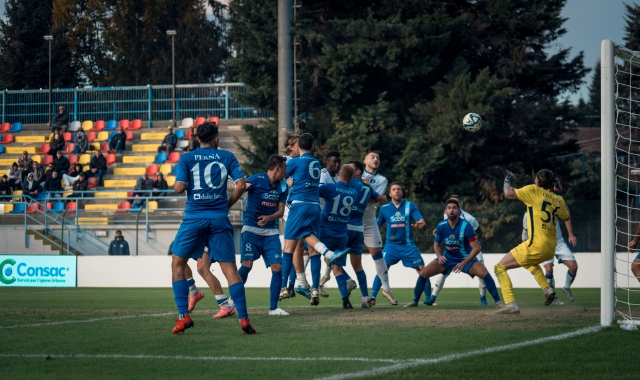 L’incornata di Riceputi che ha consentito alla Solbiatese di pareggiare (2-2) la difficile sfida dell’andata contro il Pavia (foto Samuele Lucchi)