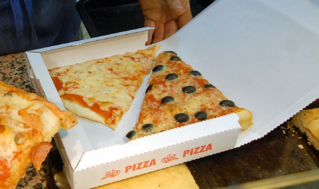 Consegna la pizza e molesta la cliente