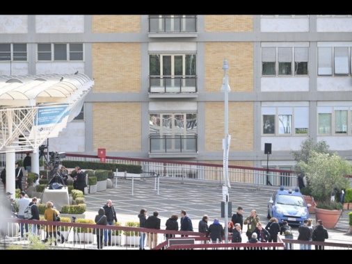 Piazzale del Gemelli gremito in attesa del saluto del Papa