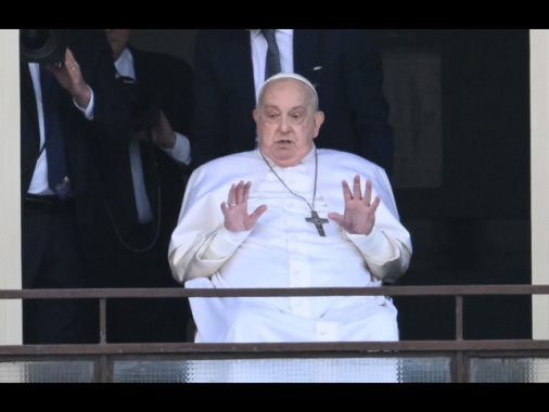La signora con i fiori, 'per il Papa le mie rose,torni tra noi'