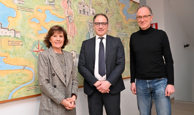 Il generale Crescenzo Sciaraffa in Prealpina con l’editrice Daniela Bramati e il direttore Silvestro Pascarella (foto angelo Puricelli)