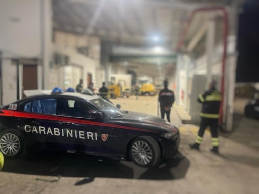 Incastrato nel nastro trasportatore, morto operaio