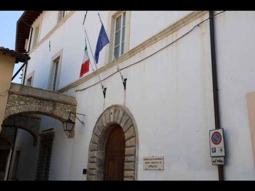 Donna trovata morta in casa a Spoleto, ipotesi femminicidio