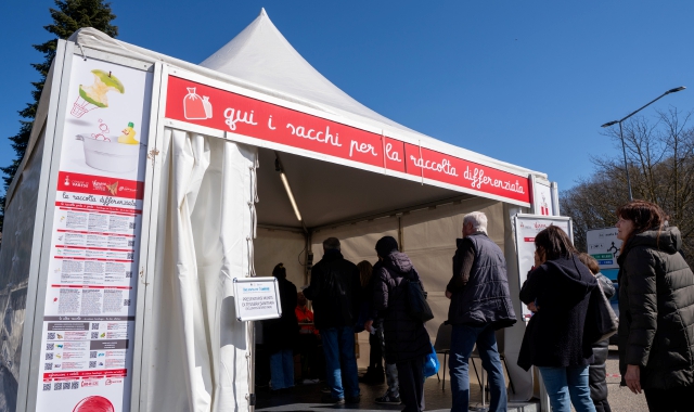 Il punto di distribuzione di piazzale De Gasperi (foto Andrea Cogotti/BLITZ)