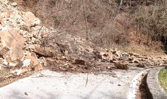 Frana sulla Provinciale, chiusa la strada tra Montegrino e Cugliate