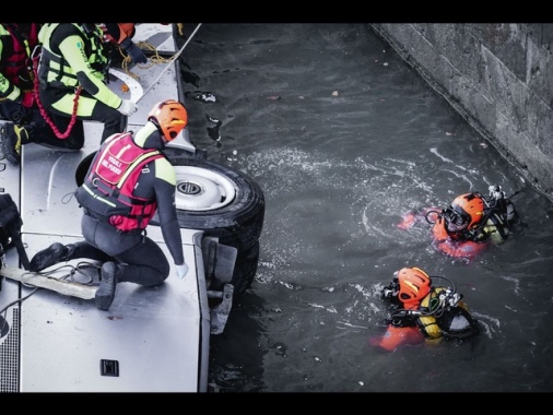 Bus cade nel Po a Torino, morto l'autista