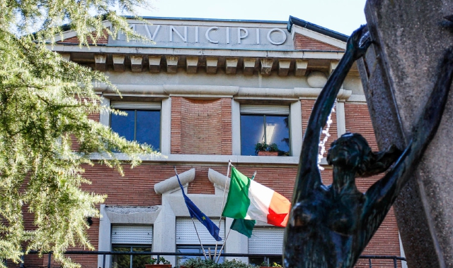 Il municipio di Samarate (foto Archivio)