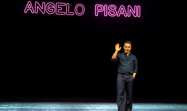 Angelo Pisani sul palco del Teatro di Varese (foto Andrea Cogotti/BLITZ)