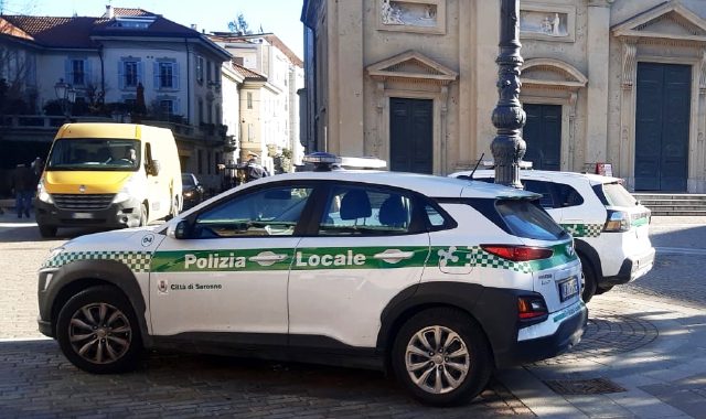 Nudo in strada a Saronno: appello per aiutarlo