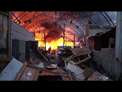 Kiev, '4 morti a Dnipro, domate fiamme in hotel e ristorante'