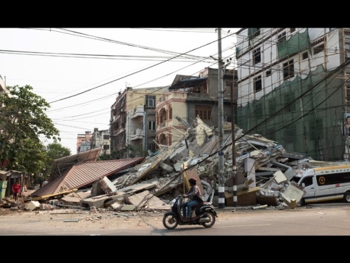Croce Rossa, 90 persone sotto macerie edificio a Mandalay