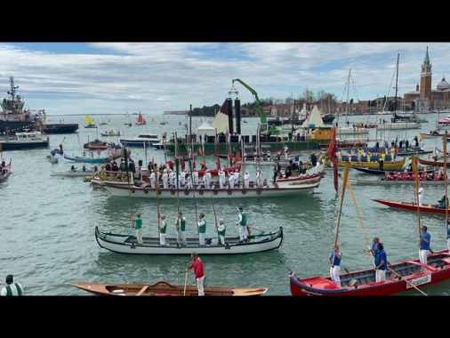 Il popolo del mare saluta l'Amerigo Vespucci a Venezia