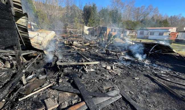 Quello che rimane delle roulotte dopo l’incendio