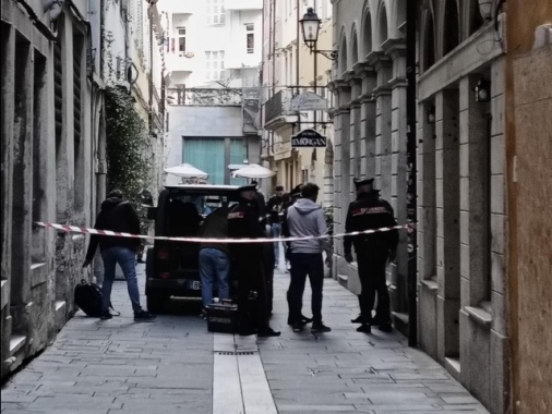 ++ Donna trovata morta in casa a Trieste con taglio alla gola ++