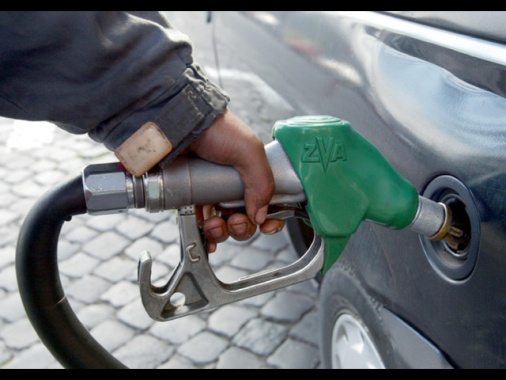 Carburanti in rialzo, benzina self service a 1,765 euro