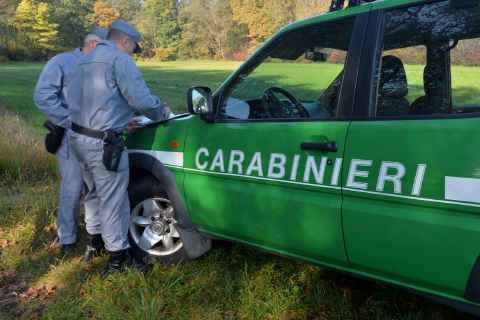 Incassa 50 euro e abbandona i rifiuti nel bosco