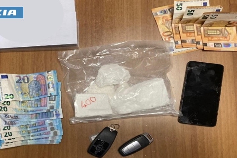 Fuga a tutta velocità con la coca in auto: preso e arrestato