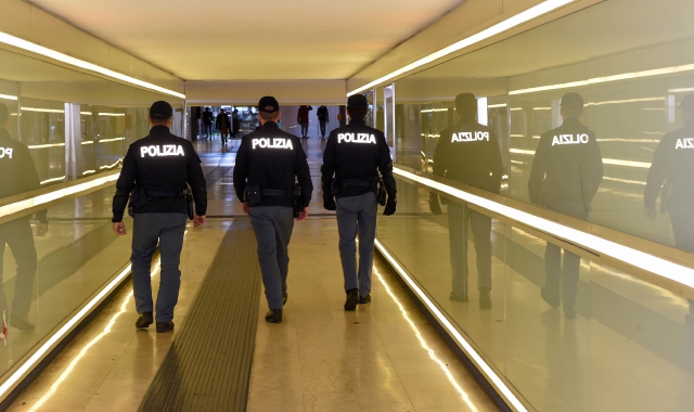 Controlli della polizia in stazione a Gallarate (foto Archivio)