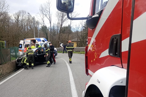 Scontro auto-furgone sulla 233