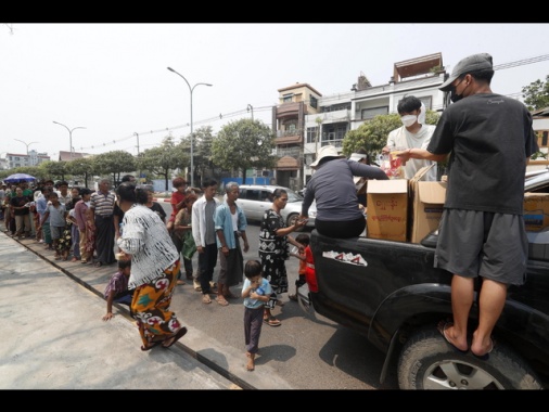 Giunta Myanmar apre il fuoco contro un convoglio di aiuti