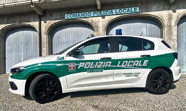 Gli agenti della Polizia locale erano in piazza Cattaneo per effettuare dei controlli